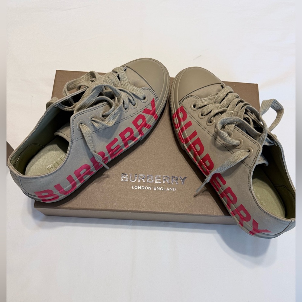 Burberry Gabardine
Icon Stripe Logo Print Beige Red (Women's)